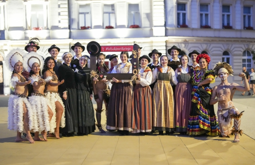 Koprivnica zaplesala u ritmu svijeta – gala večer zaokružila 19. Međunarodni festival folklora „Iz bakine škrinje“