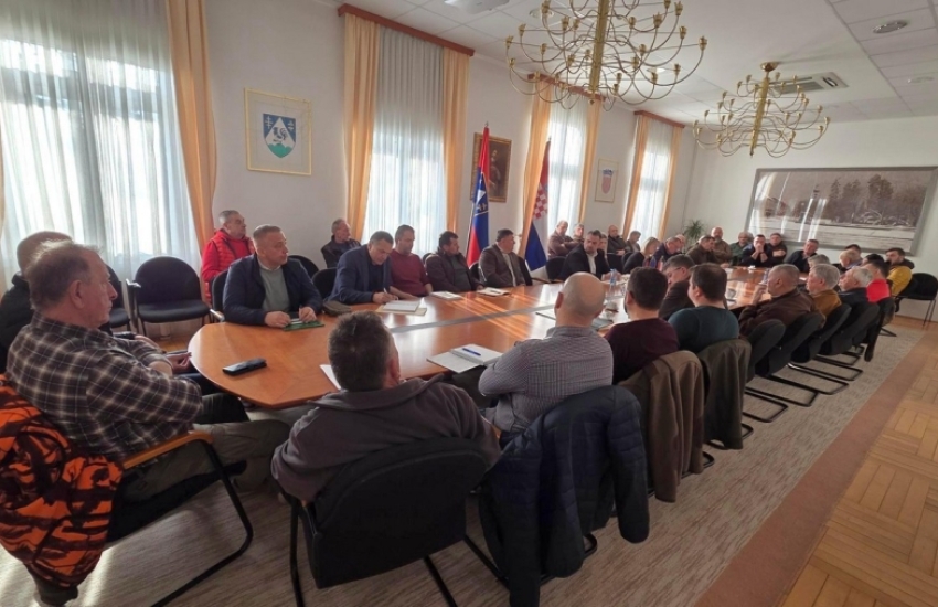 Župan Golubić održao sastanak s lovačkim udrugama na temu sprječavanja šteta od divljači na poljoprivrednim površinama  