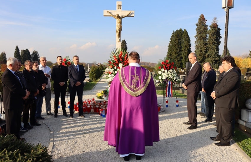 Povodom blagdana Svih svetih i Dušnog dana u Križevcima položeni vijenci i zapaljene svijeće