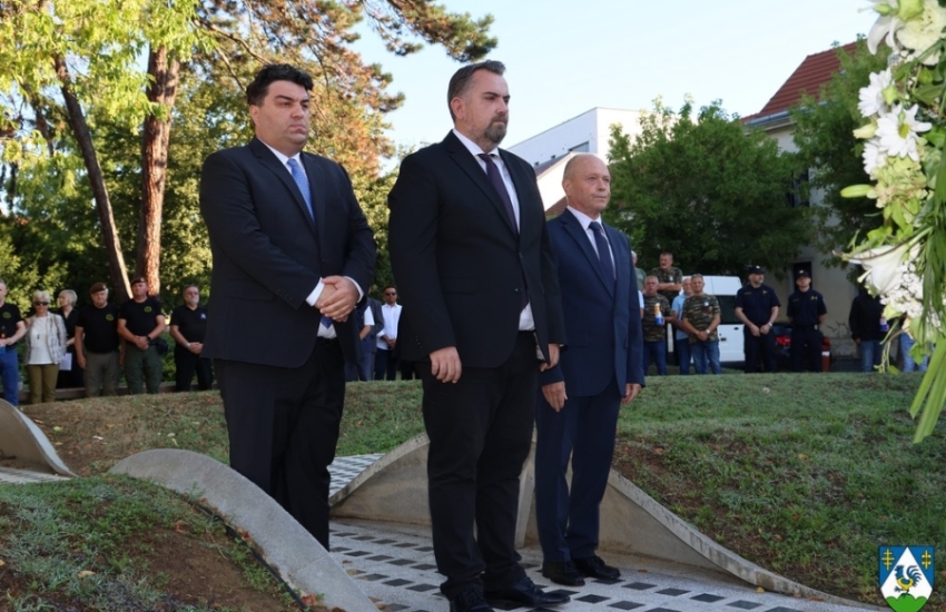 Položeni vijenci i zapaljene svijeće uoči Dana pobjede i domovinske zahvalnosti i Dana hrvatskih branitelja