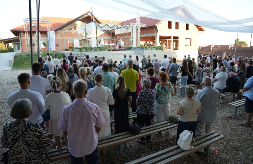 Brojni vjernici okupili se u Molvama povodom blagdana Velike Gospe
