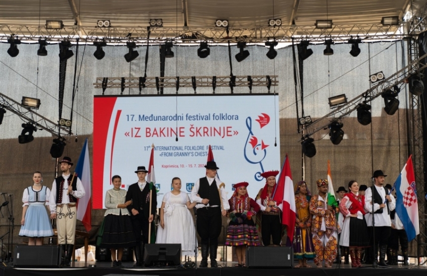 Koncertom na Zrinskom trgu u Koprivnici završio 17. Međunarodni festival folklora „Iz bakine škrinje“