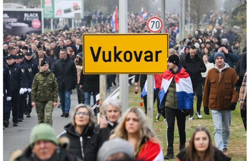 Tisuće ljudi u Vukovaru odale počast žrtvi Grada heroja