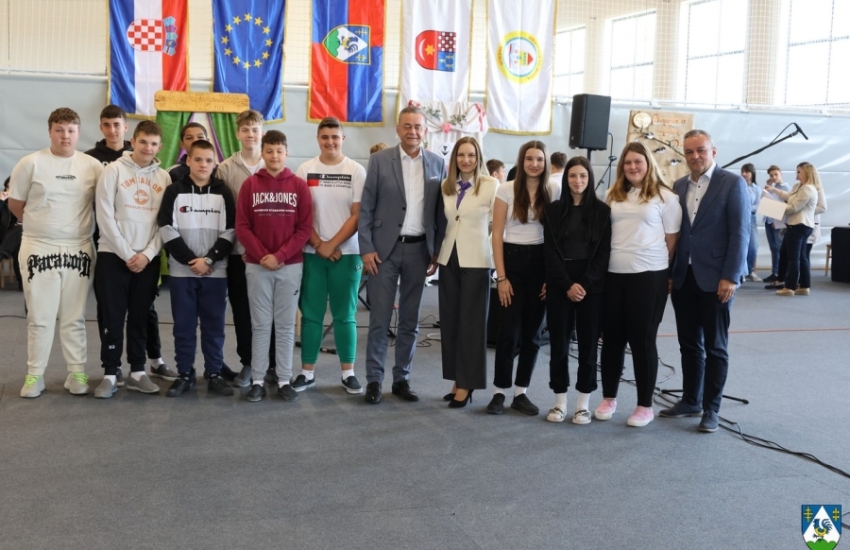 Vrijedni učenici pokazali kreativnost na 14. Županijskoj smotri učeničkih zadruga u Rasinji