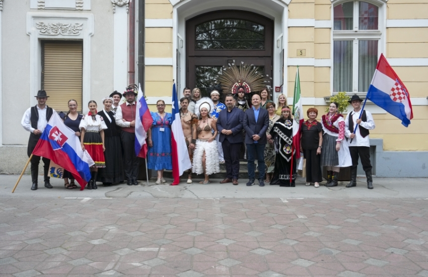 Sudionici 19. Međunarodnog festivala folklora „Iz bakine škrinje“ na svečanom prijemu u županijskoj upravi