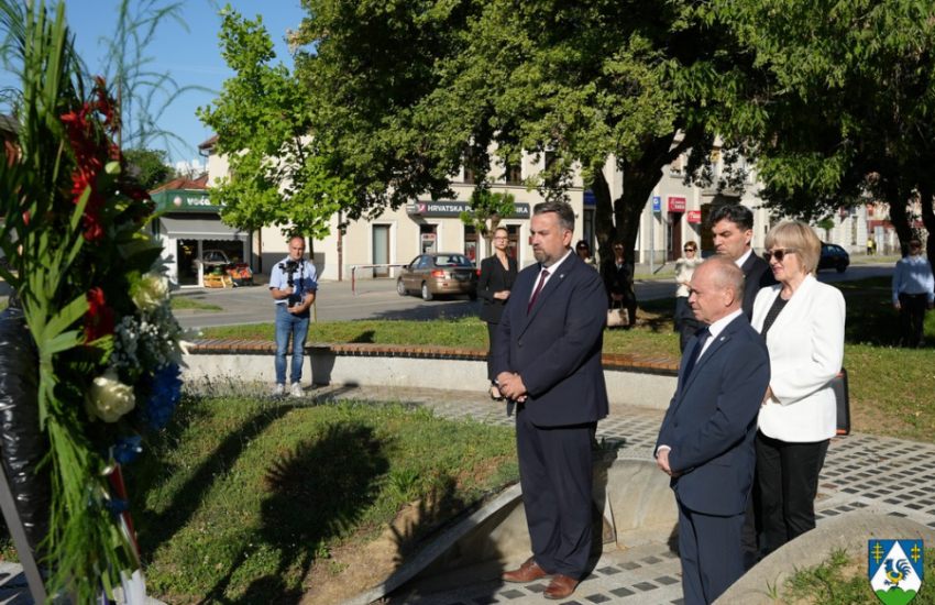 Uz polaganje vijenaca i paljenje svijeća obilježen Dan državnosti