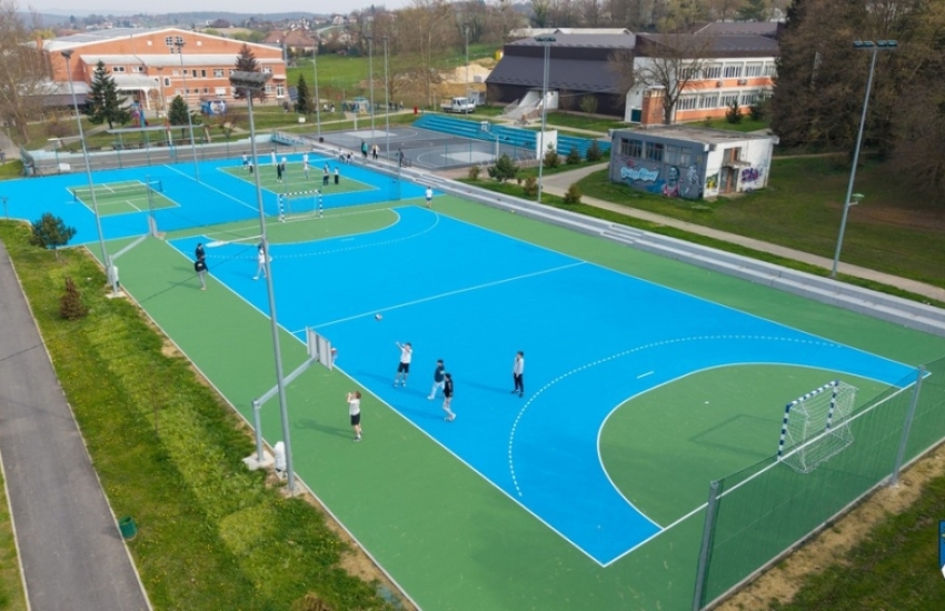 Križevci dobili uređeno školsko sportsko igralište, radovi na križevačkoj Gimnaziji u punom zamahu