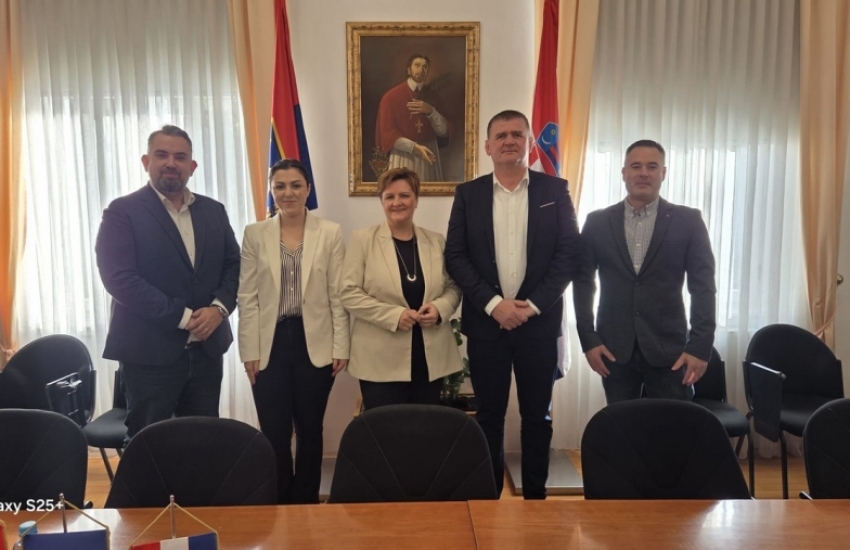 Potpisani ugovori vrijedni preko 3 milijuna eura za izgradnju dvorane u Osnovnoj školi u Đelekovcu Potpisani ugovori vrijedni preko 3 milijuna eura za izgradnju dvorane u Osnovnoj školi u Đelekovcu