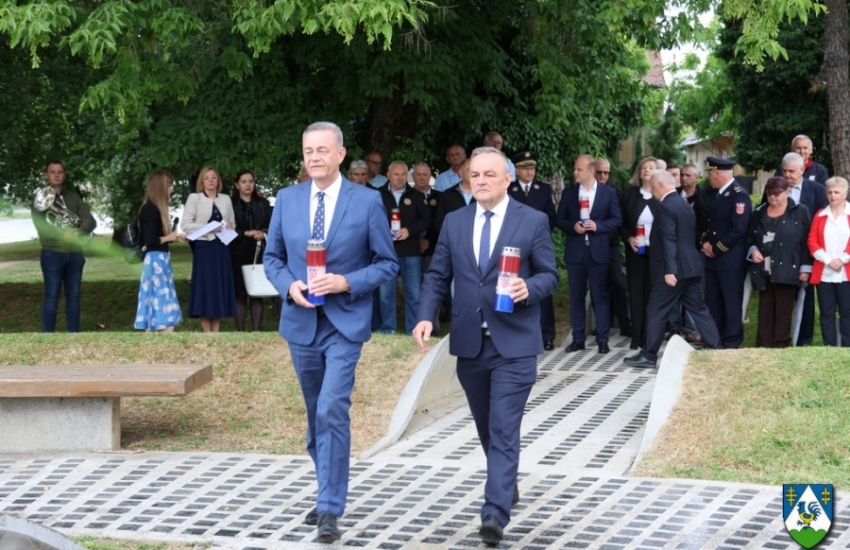 Uz polaganje vijenaca i paljenje svijeća obilježen Dan državnosti