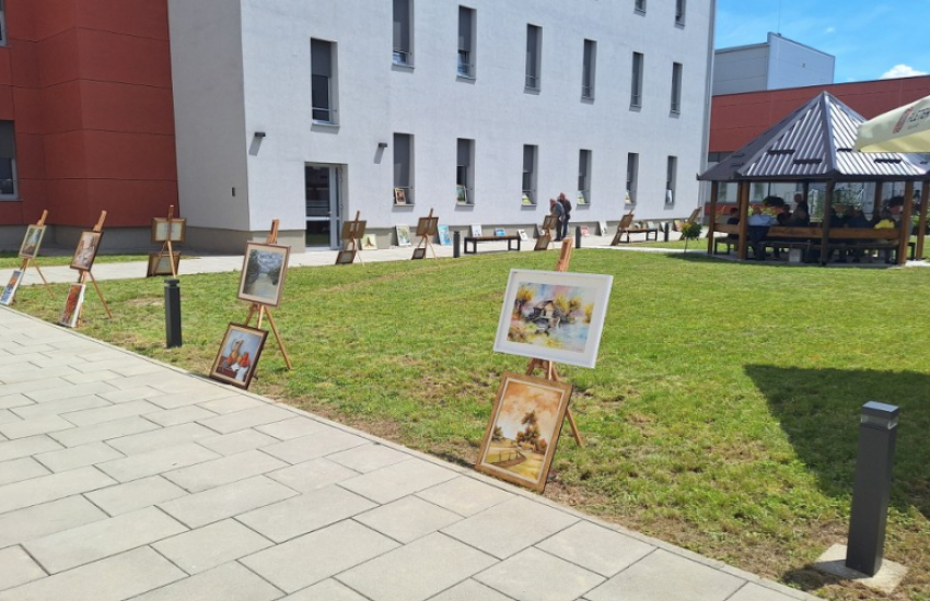 Veteranskom centru Petrinja uručeni likovi radovi nastali na radionici Peski-Art 2025. Đurđevac