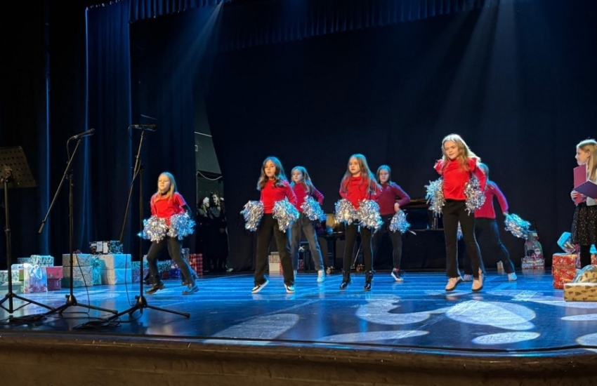 Mališani iz udomiteljskih obitelji uživali u božićnoj predstavi