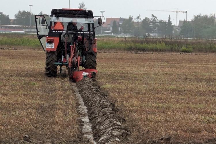 traktor traktori oranje Velika Gorica 3