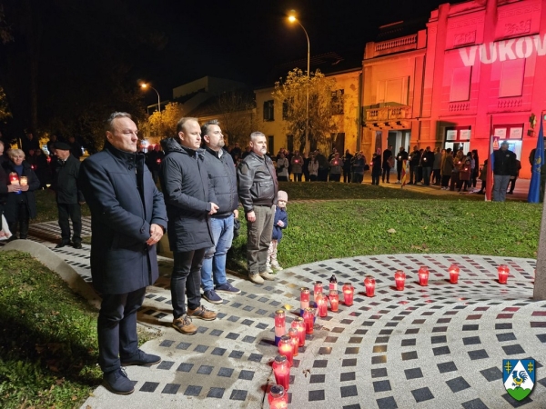 Povorkom sjećanja i paljenjem svijeća u Koprivnici obilježena 32. obljetnica pada Grada heroja – Vukovara