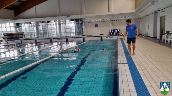 U tijeku škola plivanja za neplivače županijskih osnovnih škola, plivačke vještine će usvojiti preko 1.200 školaraca