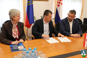 Županija Rotary Clubu Koprivnica uručila donaciju slika namijenjenu pomoći talentiranim učenicima