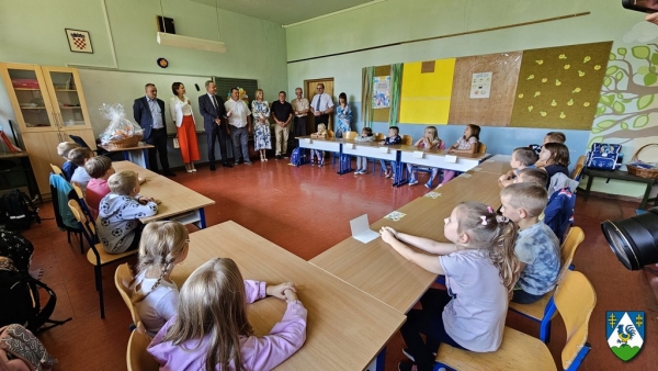 Povodom početka nove školske godine župan sa suradnicima posjetio OŠ Gornja Rijeka