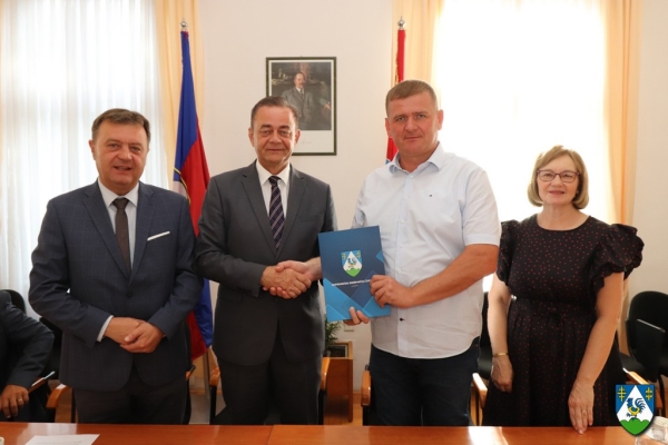 Potpisan Ugovor za rekonstrukciju školskog igrališta OŠ Ivana Lackovića Croate Kalinovac