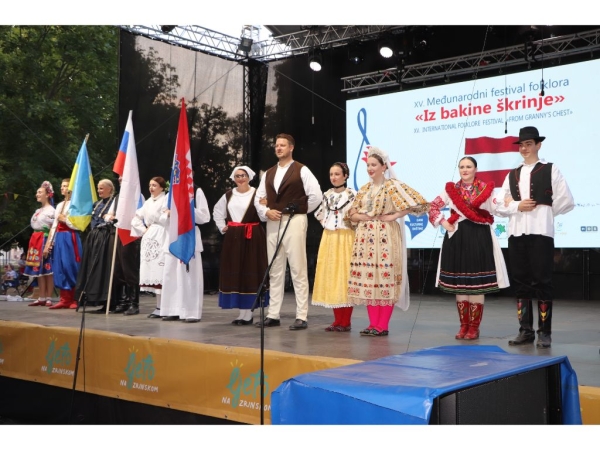 Brojni posjetitelji uživali u 15. Međunarodnom festivalu folklora „Iz bakine škrinje“