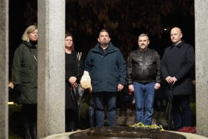 Povorkom sjećanja i paljenjem svijeća u Koprivnici odana počast žrtvi Vukovara i Škabrnje