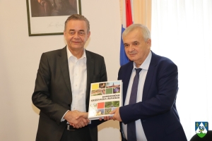 Župan bivšem ravnatelju Ivanu Pikivači zahvalio na cjeloživotnom doprinosu županijskom obrazovnom sustavu