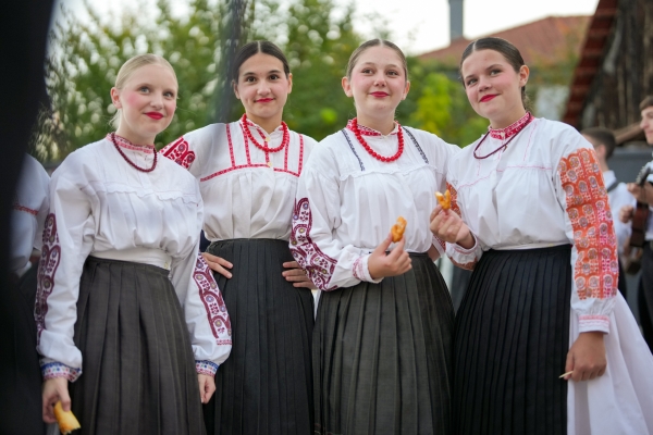 Vi&scaron;e od 200 mladih folklora&scaron;a okupilo se na 18. Međunarodnim susretima &bdquo;U bakinom krilu&ldquo;