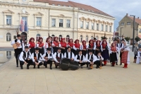 Brojni folkloraši nastupili na Zrinskom trgu