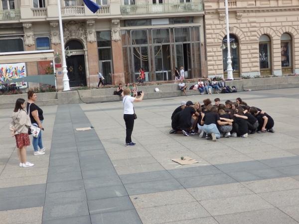 Orehovečki učenici i njihovi Erasmus gosti u Zagrebu izveli flash mob o zamkama  interneta